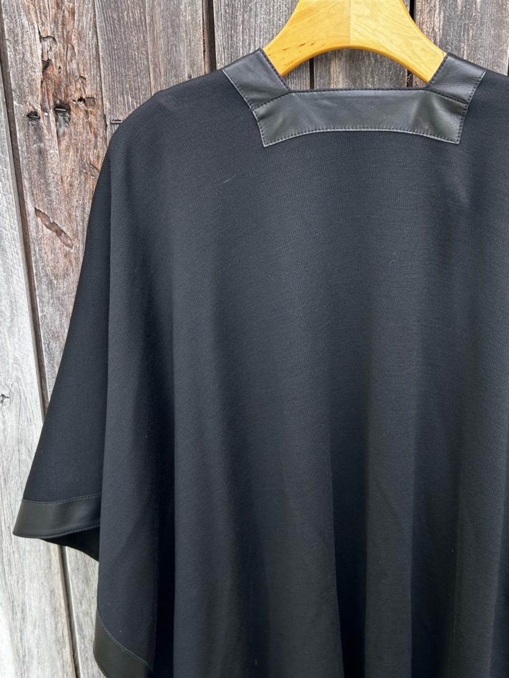 New St. John Milano Knit Leather Trim Cape Wool Rayon Black OS - Picture 9 of 14